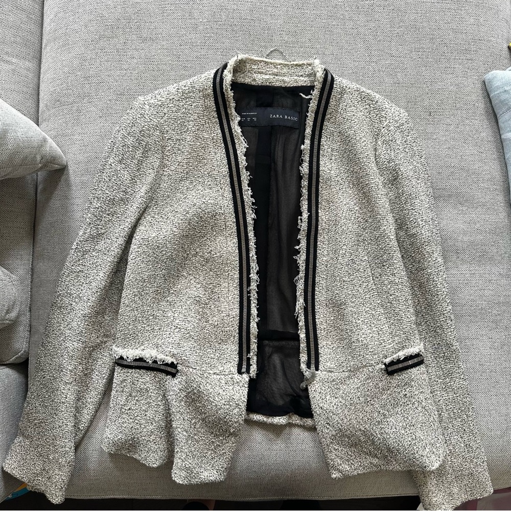 Zara Basic Boucle Tweed Styled Cropped Black and White speckled jacket